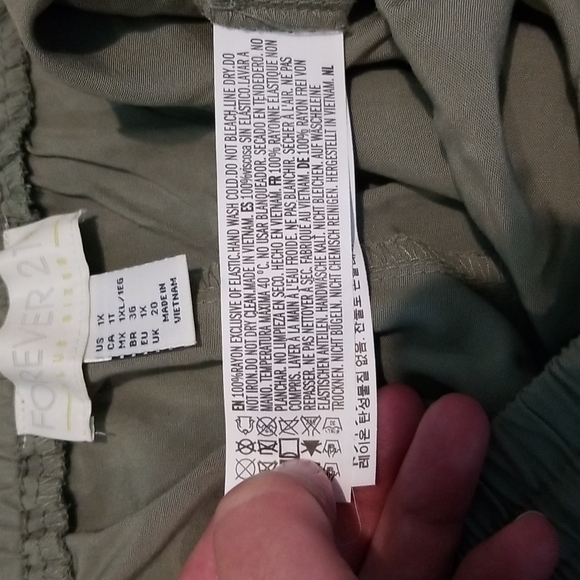 Forever 21 green shorts 1X NWT - Picture 6 of 8